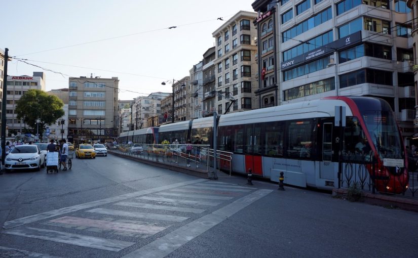 Çemberlitaş’ta sokağın, insanların ve tramvayın sesi