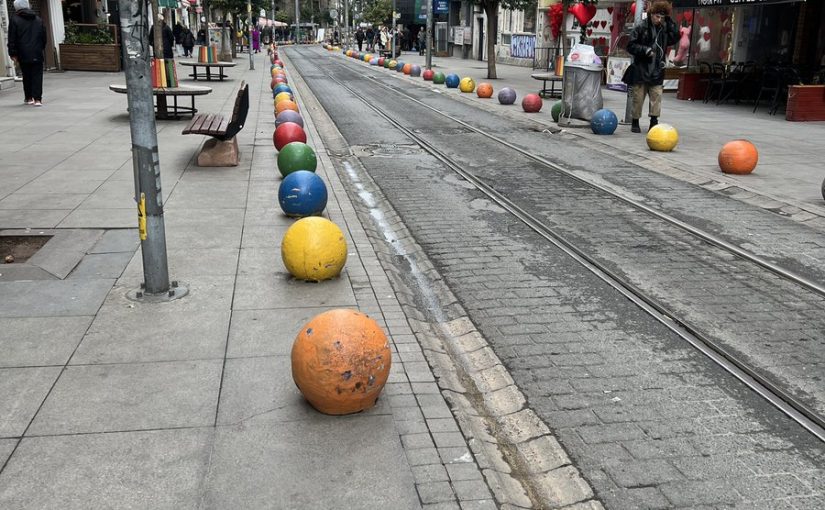 Kadıköy’de Sokak Sanatçısından Kukla 🎭 Gösterisi